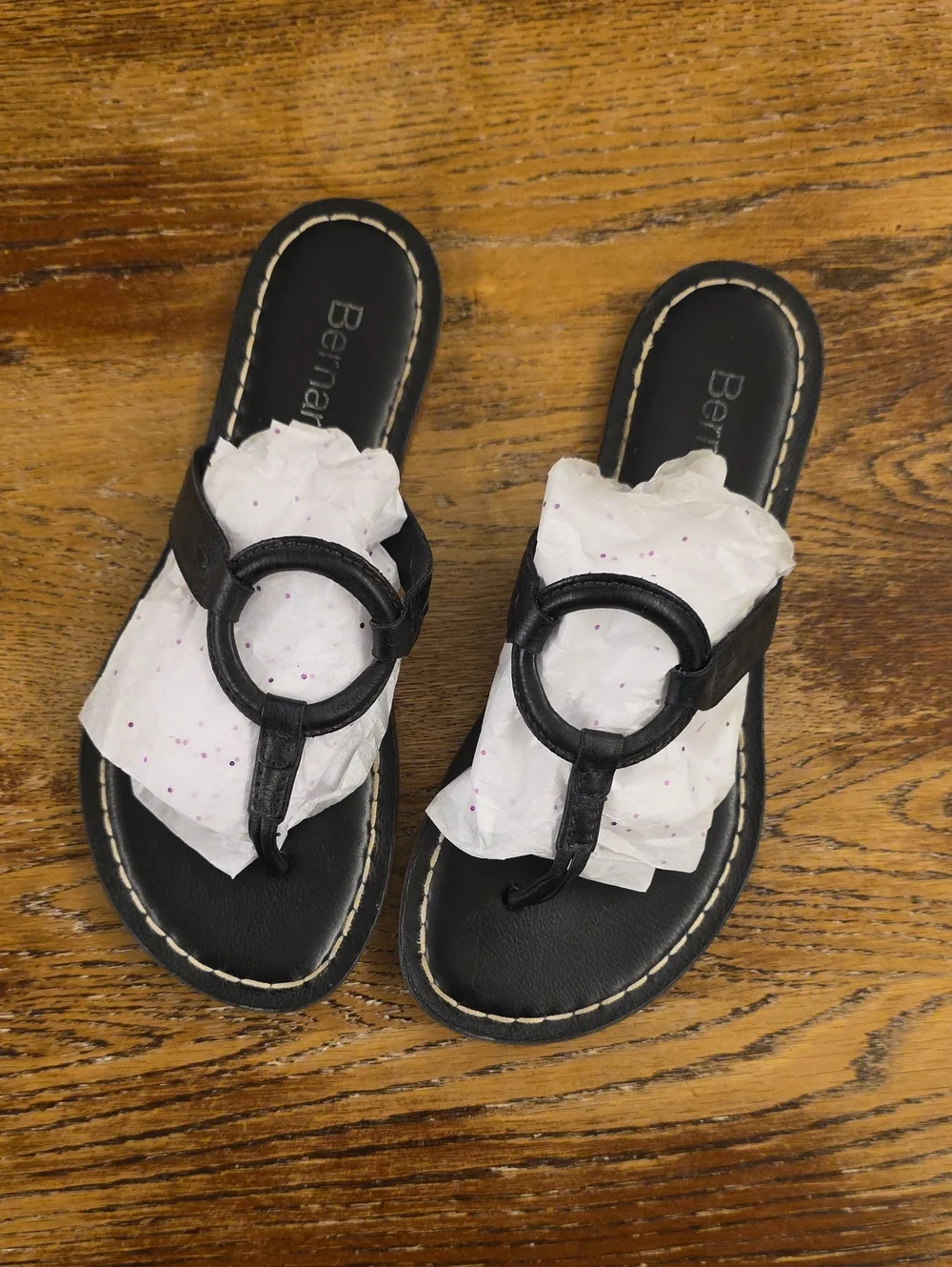 BERNARDO MIAMI BLACK LEATHER LOOP THONG SANDALS SIZE 10 M SUMMER BEACH FLATS - Picture 1 of 8